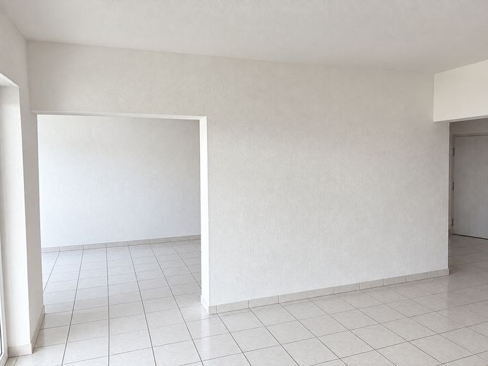Bright 2-room apartment with a dream view – Wohnzimmer