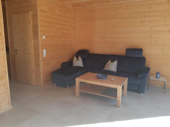 SENZA PROVVIGIONE: Moderna casa in legno "a basso consumo energetico A+" su terreno in enfiteusi nella splendida regione del Chiemgau – Wohnzimmer im EG-2