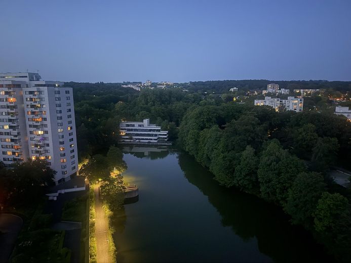 Penthouse mit großer Dachterrasse, Panoramablick & privater Sauna – Stadtweiher bei Nacht