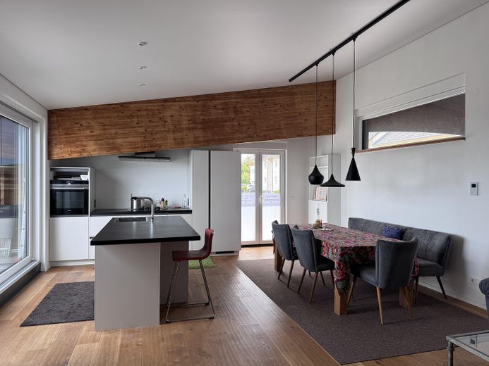 Exklusives Loft-Apartment mit Designküche, Klimaanlage, 2 Balkonen & Garage – 110 qm Wohnkomfort – Offene Küche und Essbereich