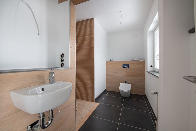 1-Fam. Haus in Harrislee inkl. tollem Grundriss, EBK &amp; Fernwärme – EG Badezimmer 2 (im Ausbau)