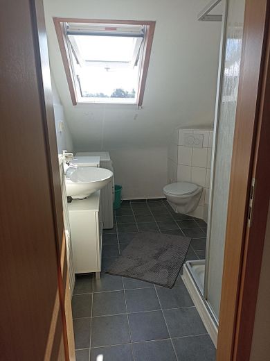 Ruhige 3-Zimmer DG-Wohnung – Bad