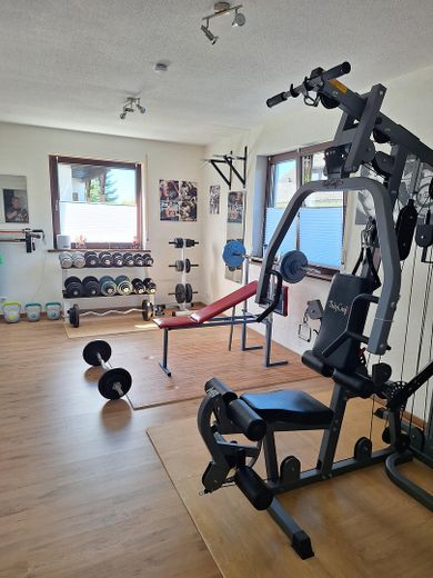 Großzügiges Wohnen im gepflegten Landhaus (nähe Golfplatz/Waldrand) PROVISIONSFREI – Raum 1 Fitness UG
