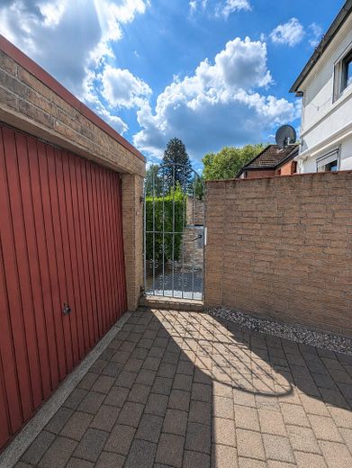 Casa a schiera di testa accogliente con ampio giardino, terrazza, garage e molta superficie accessoria – Tor zum Garten