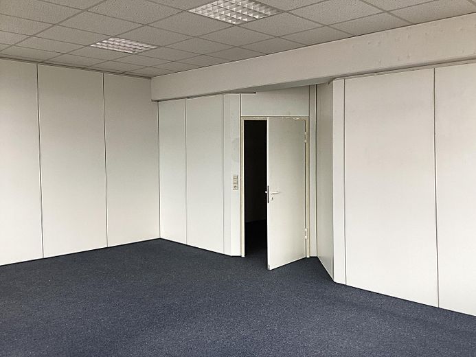 Winnenden: Heller Eck-Büroraum in bester Lage! Ideal für Home-Office! 2.OG – Helles Büro