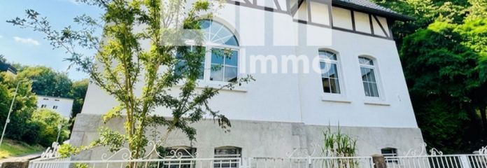 Odnowione marzenie mieszkaniowe z ogrodem / tarasem i 2 garażami + wieloma dodatkami