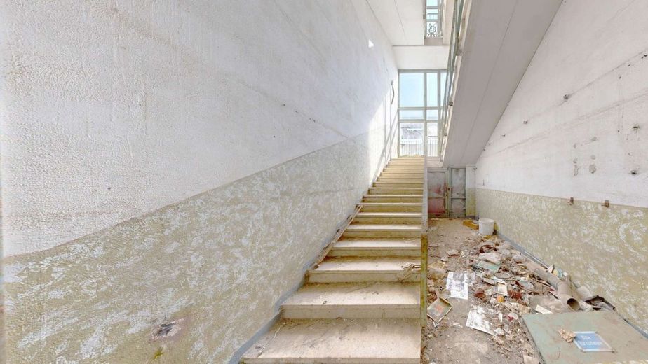 Provisionsfrei! Bei Magdeburg: Halle + 3 geschossiges Funktionsgebäude auf 9954m² in Schönebeck – Treppenhaus Funktionsgebaeude