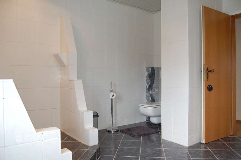 +++Großes Einfamilienhaus mit Option für Vermietung, Praxis- oder Büroräume und schönem Garten+++ – WC im Badezimmer_1. OG