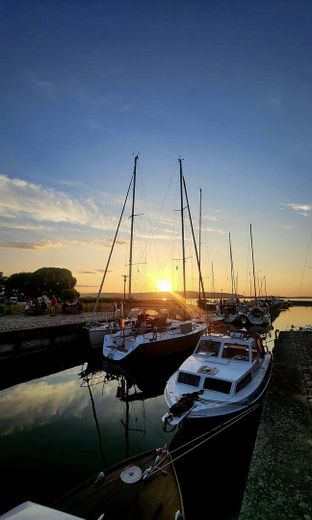 Effizienzhaus A am Kummerower See – Wärmepumpe, PV, Pool, Sauna & nah zum Hafen – Abendstimmung am Hafen