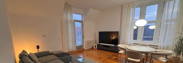 Wohnzimmer mit 75-Zoll-TV...
