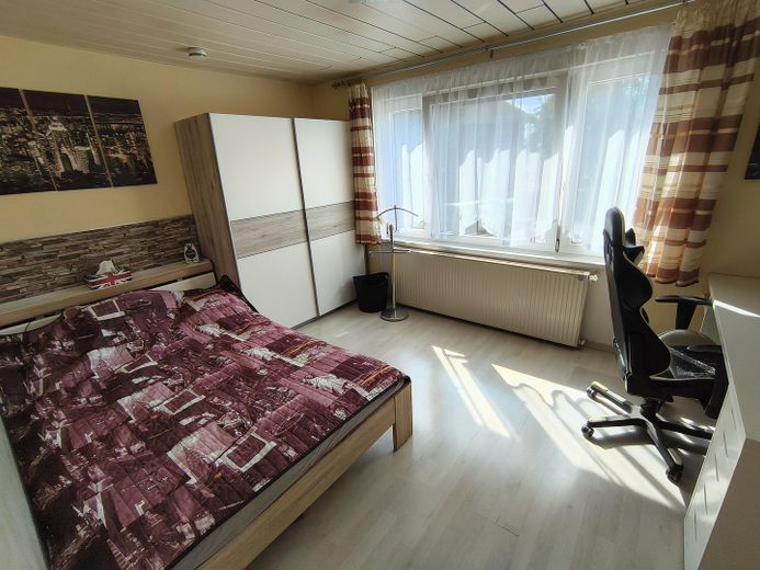 top Haus für zwei Familien, ruhige Lage, super Garten und Pool......Provisionsfrei – Zimmer OG