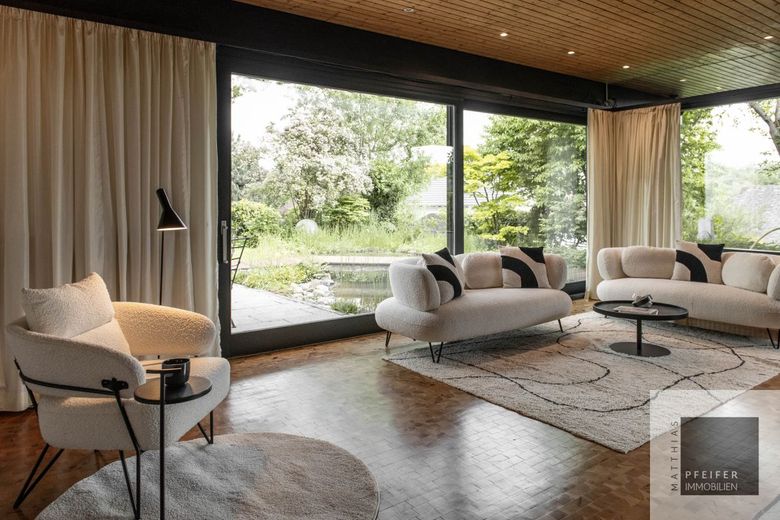 Zeitlose Architektur im Grünen mit Gestaltungsspielraum in WI-Auringen – EG Wohnzimmer