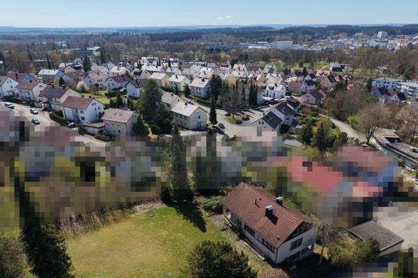 Urokliwy dom mieszkalny z perspektywą: przestronne powierzchnie mieszkalne, oddzielne mieszkanie dodatkowe oraz dodatkowa działka budowlana z potencjałem rozwojowym