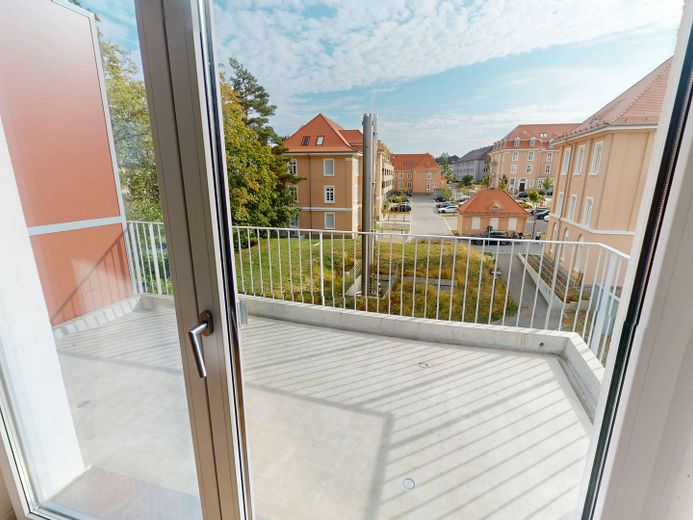 Oasi di benessere inondata di luce di 83 m²: moderno appartamento di 3 locali con balcone a Villingen – Balkon