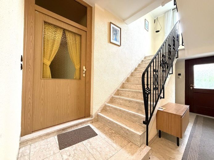 Flexibel nutzbares Dreifamilienhaus mit 3 freien Wohnungen in Mannheim-Sandhofen – Treppenhaus EG