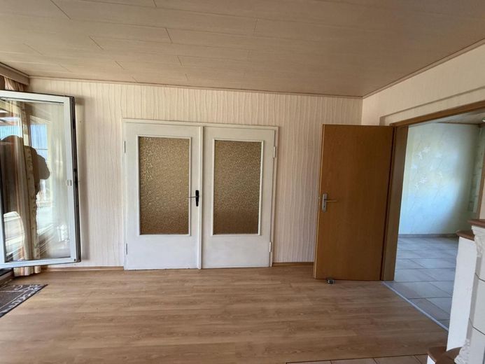 Dieses Einfamilienhaus ist in Massivbauweise mit viel Nebengebäude – Bild 7