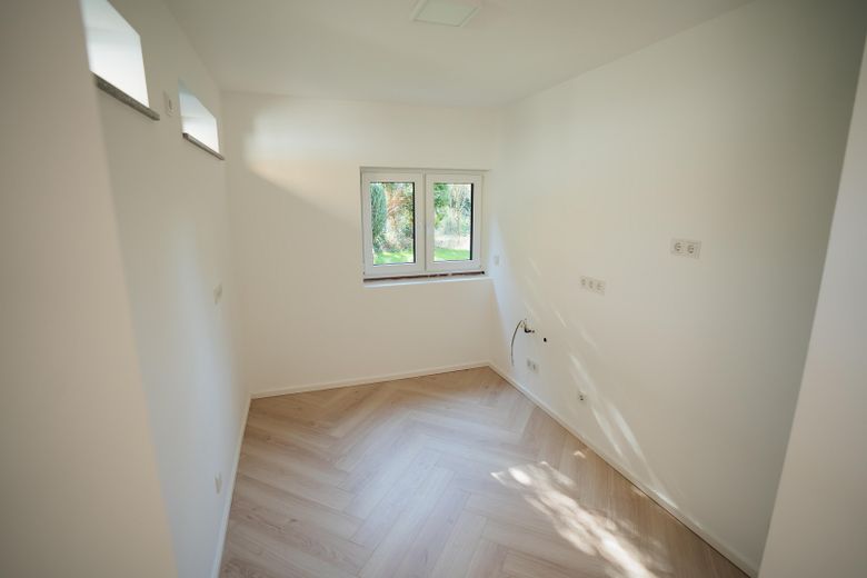 Freistehendes Designhaus am Wald | hochwertig modernisiert , einzugsbereit | 7 Stellplätze – EG_Kueche_ca7m2
