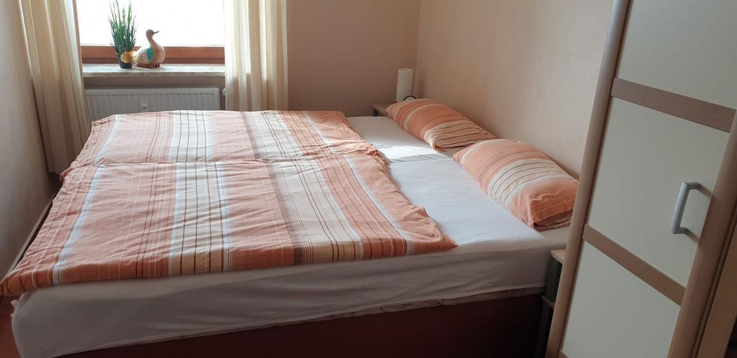 Möbliert und bezugsfertig: 2-Zimmer-Wohnung nahe Büsum – Schlafzimmer