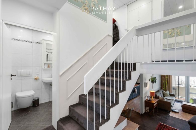 Ruhige 3-Zimmer-Maisonette mit Fernblick, Südbalkon, Loggia und 2 TG-Stellplätzen – Flur