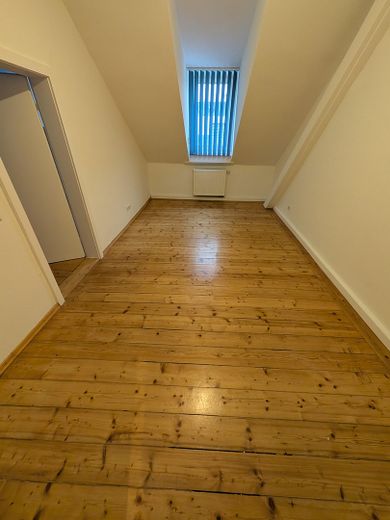 2,5-Zimmer-DG-Wohnung mit Einbauküche in zentraler Lage von Wiesbaden – Schlafzimmer