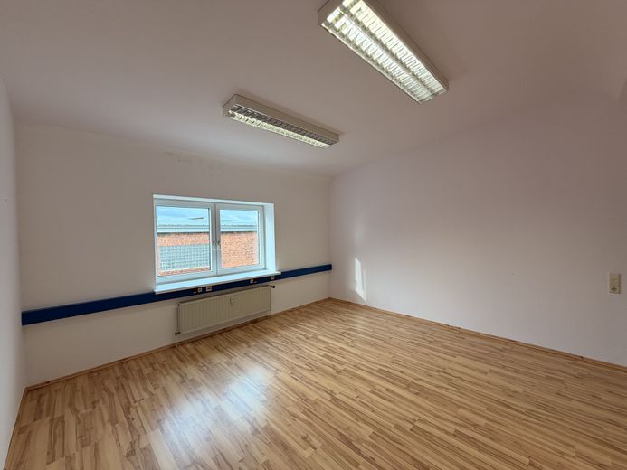 Flexible, helle Bürofläche nahe der Braunschweiger Innenstadt – Aufzug & Parkplätze – 02_Heller_Bueroraum