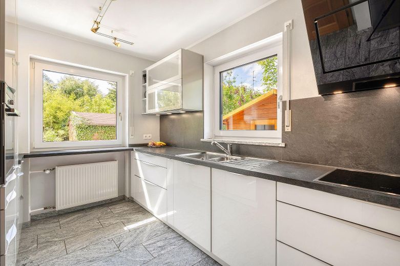helle hochwertige Einbauküche