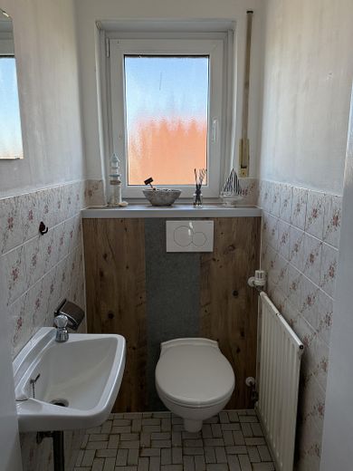 Großzügiges 2-/3- Familienhaus in ruhiger Lage mit flexiblen Nutzungsmöglichkeiten – Gästetoilette OG