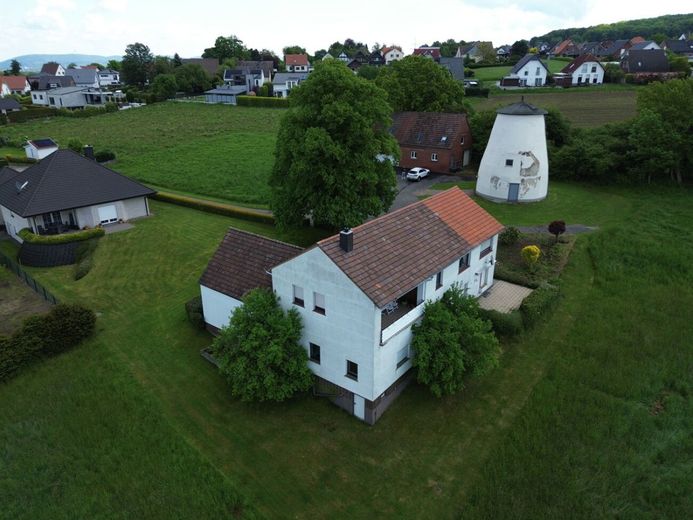 Charmantes Ein- bis Zweifamilienhaus mit Lagerflächen &amp; vielseitigem Entwicklungspotenzial – West - Ansicht