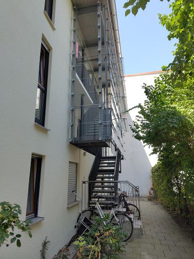 Charmantes Appartement in der Unteren Au. Zentral wohnen in ruhiger Innenhoflage. – Außenaufgang