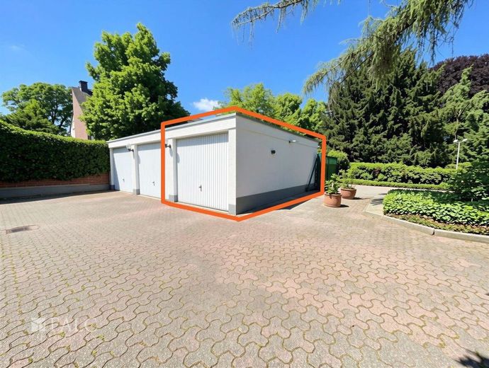 Stilvolle Maisonette-Wohnung mit zwei Balkonen und Kamin in begehrter Lage von Düsseldorf – Garage