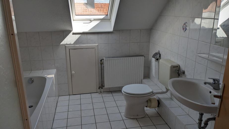Freistehendes EFH mit Einliegerwohnung, Doppelgarage & großem Grundstück – OG_Bad