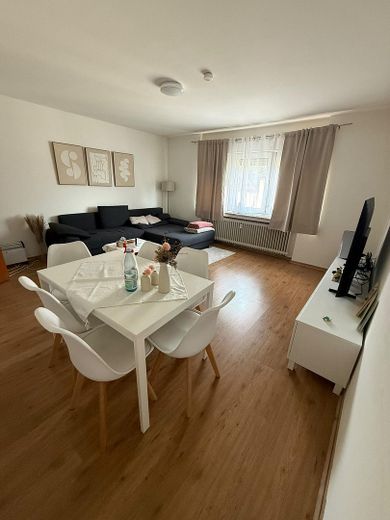 Gut geschnittene 2 Zimmer Wohnung im 2. OG mit Balkon ab dem 01.12.2026. – Wohnzimmer Teil II
