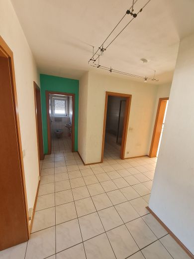 Helle 4-Zimmer-Wohnung mit Balkon & Einbauküche in Stutensee – Flur