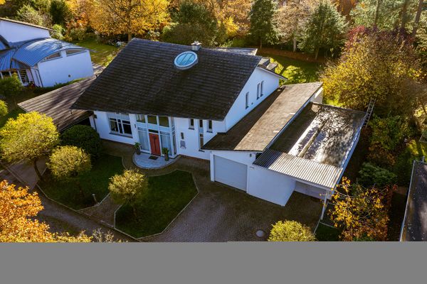 Architect-designed house on a dream plot in a quiet location