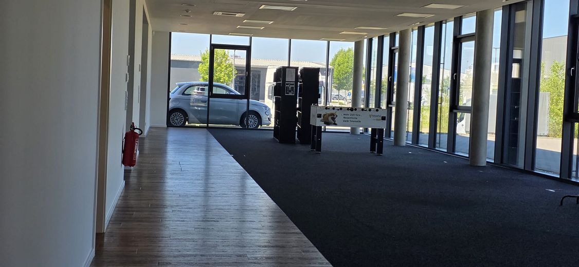 Moderne, lichtdurchflutete Bürofläche, 5 Stellplätze, repräsentativ, barrierefrei, sofort verfügbar – Foto 2