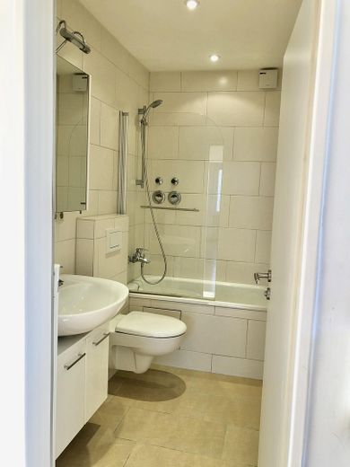 *** 3 Zimmer Wohnung mit ruhiger Terrasse in Bogenhausen Denning 2.OG *** – Badezimmer mit Wanne