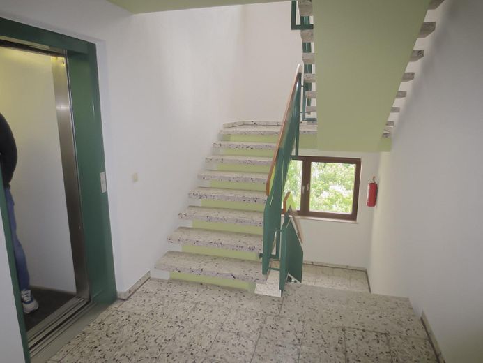 Treppenhaus mit Aufzug