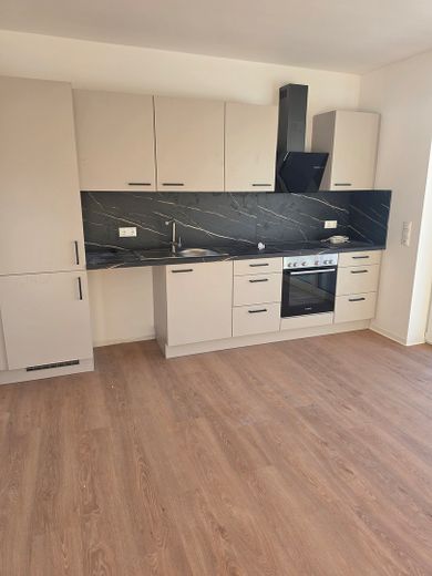 Primera ocupación: moderno apartamento en planta retranqueada con terraza en la azotea y confort residencial energéticamente eficiente – Offene Wohnküche