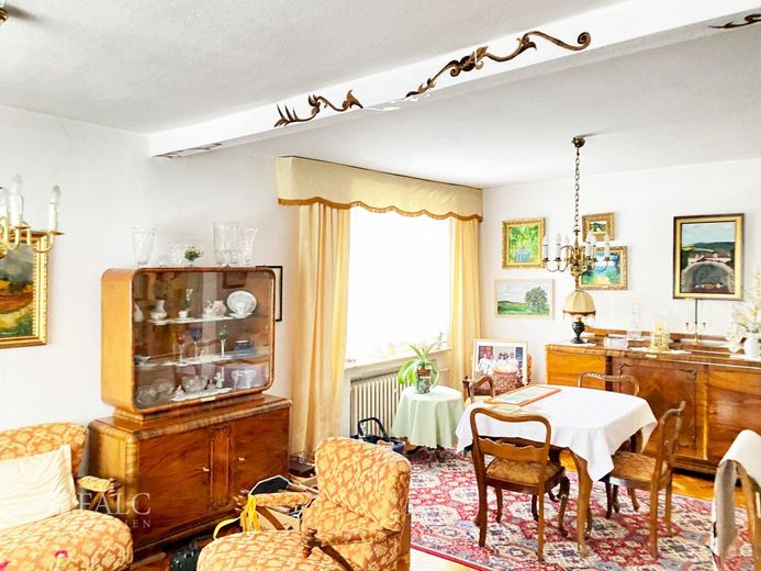 Mietkauf möglich: Mehrgenerationen-Haus in Möckers: 8 Zimmer, 2 Küchen, Nebengelass &amp; viel Platz – Wohnzimmer