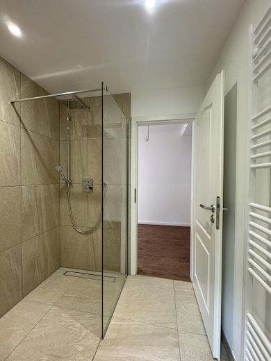 Modernes Badezimmer
