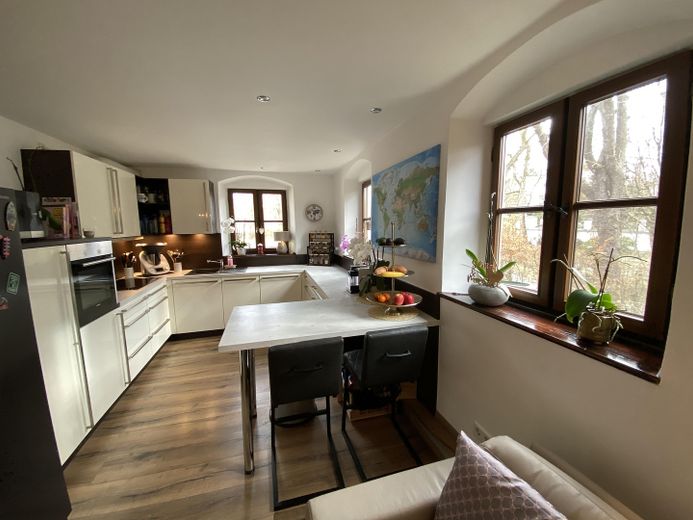 Eşsiz, komisyonsuz! Konut/lifestyle malikanesi, 3 daire, yaklaşık 480m² kullanım alanı, 800m² depo alanı, 7000 m² arsa – Küche der OG Wohnung