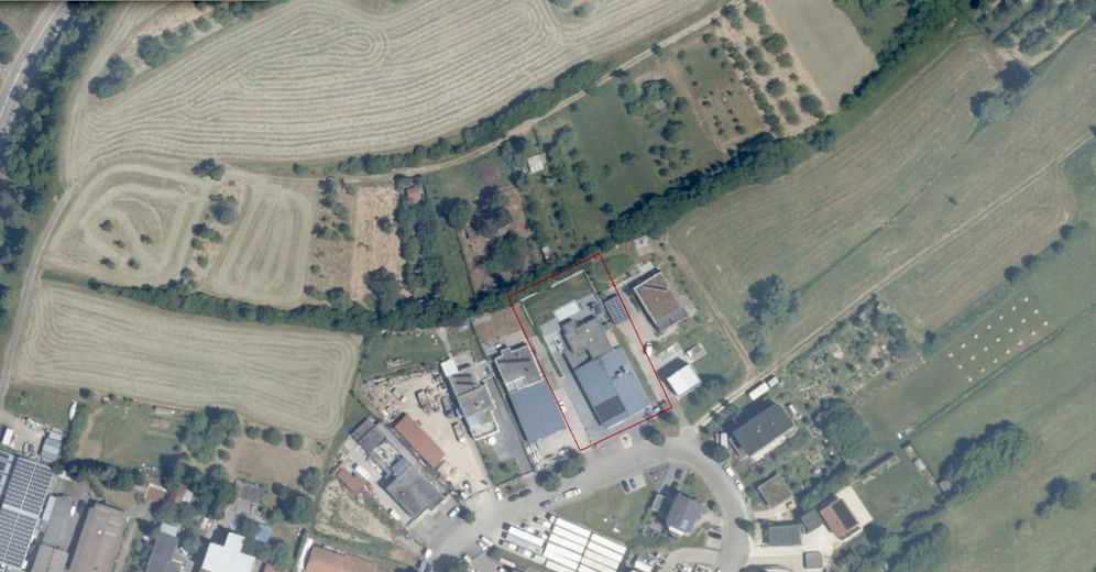 Wohnen & Arbeiten auf höchstem Niveau-voll ausgestattete Werkstatt, Pool & minimale Betriebskosten – Luftbild Lage