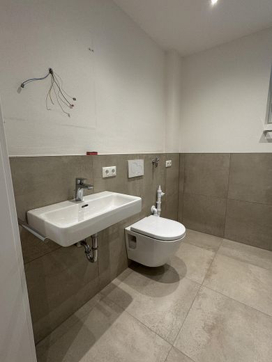 Sonnige 4-Zimmer Wohnung // Garten, EBK und hohen Decken // Neubau in Langenbach – Bad 2 
