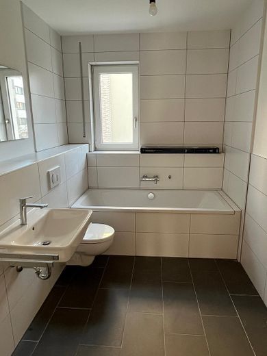 Erstbezug, 3-Zimmer-Wohnung mit 10 m² Loggia | 80 m² – Bad 1 mit Wannenbad