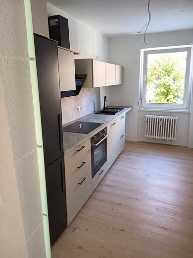 Gerenoveerd 3-kamerappartement met overdekt balkon – 5 min. naar de tram richting Straatsburg – Neue EBK mit Elektrogeräten
