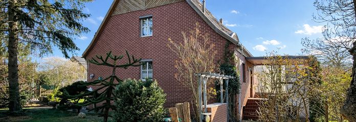 Giebelseite mit Grillplatz