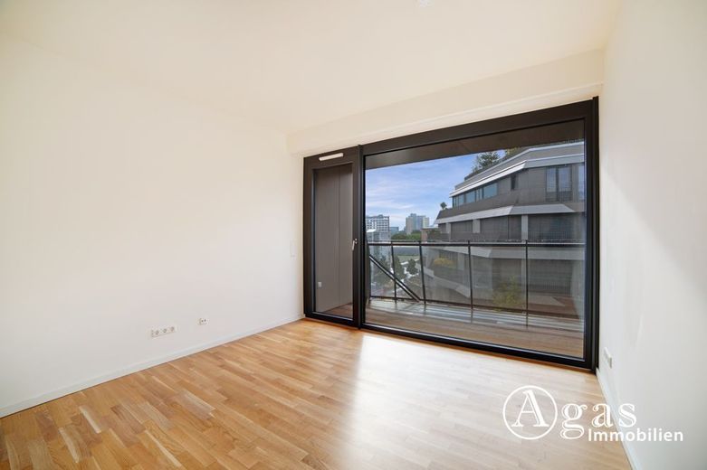 Große und helle 2 Zimmer Wohnung mit 2 Balkons, ca. 67 m²,  EBK und Concierge in Mitte – Schlafzimmer