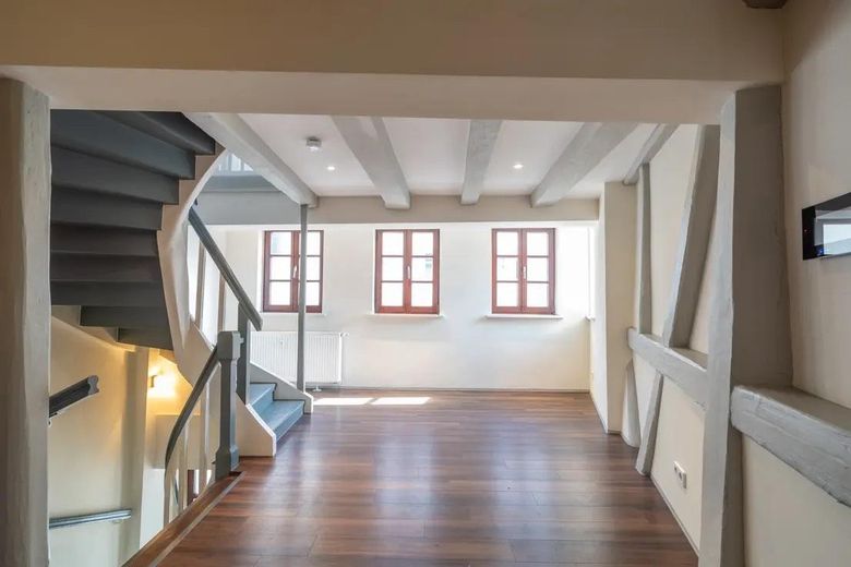 Eski şehirde loft şehir evi: 4 katta 125 m², 2 banyo, ankastre mutfak, çalışma odası, klima – 1. OG - Wohn- und Essbereich