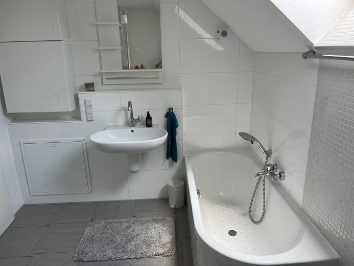 Modernes Haus in Oberursel nähe FIS und EDEKA – Grosszügiges Bad
