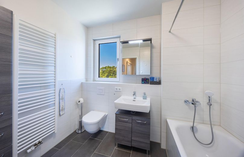 Moderne und neuwertige 4-Zimmer-Wohnung in Gronsdorf – Bad